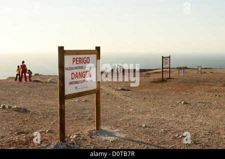 Gefahr Schilder Warnung Touristen in den instabilen Klippen von Cape Espichel, Sesimbra, Portugal Stockfoto