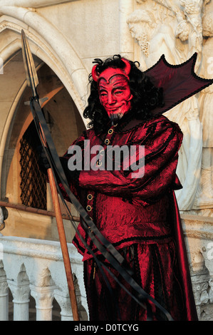 Maskierter Teufel stand vor dem Dogenpalast in Piazza San Marco während des Karnevals in Venedig, Italien Stockfoto