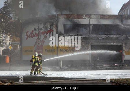 Berlin, Deutschland, Loesch Arbeiten eines großen Feuers Stockfoto