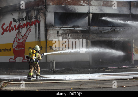 Berlin, Deutschland, Loesch Arbeiten eines großen Feuers Stockfoto