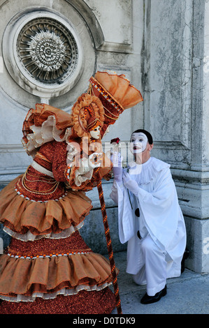 Maskierte paar auf der Treppe der Basilika di Santa Maria della Salute, während des Karnevals in Venedig, Italien Stockfoto