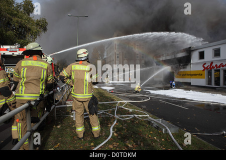 Berlin, Deutschland, Loesch Arbeiten eines großen Feuers Stockfoto