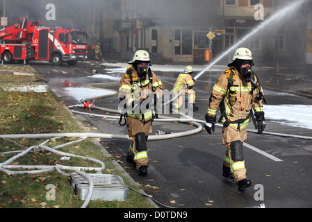 Berlin, Deutschland, Loesch Arbeiten eines großen Feuers Stockfoto