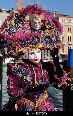 Maskierten Teilnehmer auf der Insel Burano während des Karnevals in Venedig, Italien Stockfoto