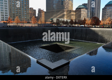 Südlich Widerspiegelnder Teich und umliegende Gebäude, 9/11 Memorial in New York City... Stockfoto