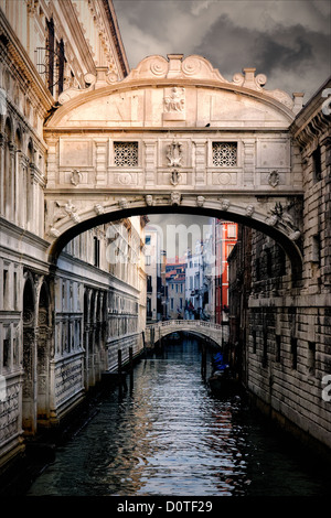 Die Seufzerbrücke führt über den Rio di Palazzo und verbindet das neue Gefängnis mit Verhör Zimmer im Dogenpalast. Stockfoto