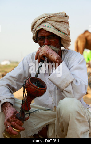 50 etwas Mann Shisha genießen. Stockfoto