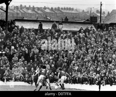 Fußball Menschenmenge beobachten Barnsley gegen Wolverhampton Wanderers auf Oakwell 5. Februar 1983 BILD VON DAVID BAGNALL. Massen Zuschauer Fans Fans Fans Großbritannien 1980er Fußballspiel Stockfoto