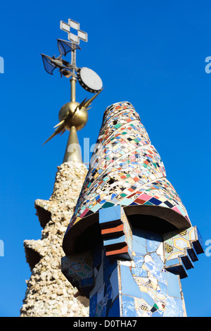 Detailansicht der Schornsteine oder Lüftungsschächte auf dem Dach des Palau Güell, Barcelona, Spanien Stockfoto