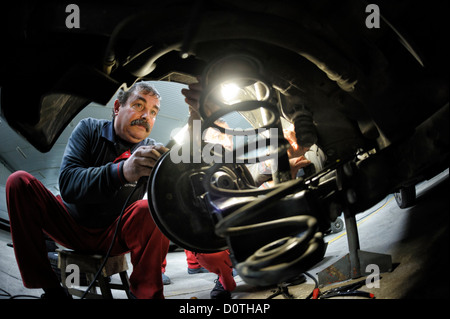 Mechaniker arbeiten in Autowerkstatt Stockfoto