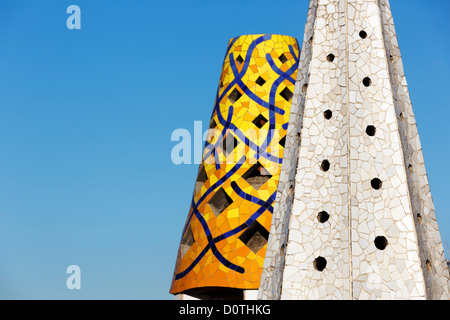 Detailansicht der Schornsteine oder Lüftungsschächte auf dem Dach des Palau Güell, Barcelona, Spanien Stockfoto