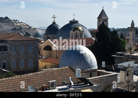 Jerusalem, Israel. 30. November 2012. Ein Blick auf die Altstadt von Jerusalem vom Dach des Heiligen Erlösers Kloster der Franziskaner Terra Sancta zusammengesetzte zeigt die Bögen oberhalb der Kirche des Heiligen Grabes.  Jerusalem, Israel. 30. November 2012.  Die 20.000 Franziskanermönche weltweit über 300 befinden sich in Israel sowie einigen 1.000 Nonnen. Saint Francis Francesco von Assisi ankamen im Heiligen Land im Jahre 1219 und sie haben seitdem Hüter der Heiligen Stätten. Stockfoto