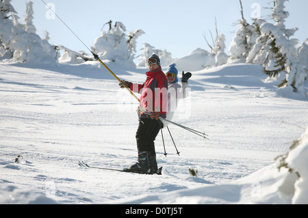 Touristen, die mit dem Ski-Lift, Szklarska Poreba, Polen Stockfoto