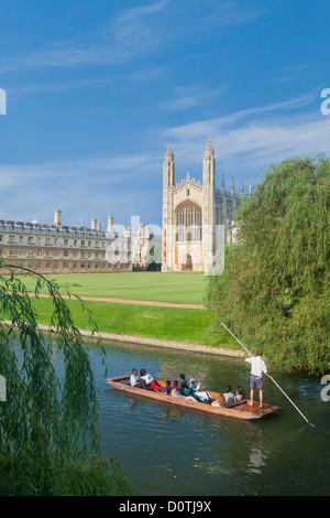 Flache auf dem Fluss Cam am Kings College in Cambridge, England Stockfoto