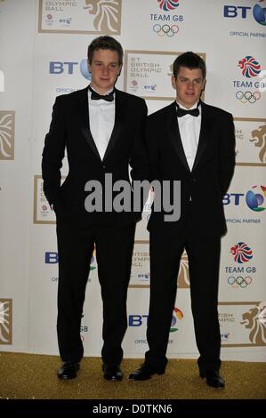 London, England. 30. November 2012. Die Brüder-Alistair Brownlee [L] und [R] Jonathan kommen auf dem BT British Olympic Ball im Grosvenor House Hotel, Park Lane. Stockfoto