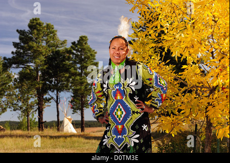 Jasmin Pickner Oglala Lakota, Sioux, Rapid City, South Dakota, native Indian, Indian, Kostüm, Federn, Modell veröffentlicht, Stockfoto