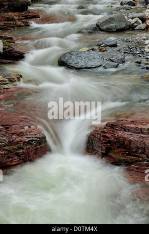 Stromschnellen und Wasserfälle in Lost Horse Creek mit seinen eisenreichen Sedimentgesteinen, Waterton Lakes National Park, Alberta, Kanada Stockfoto