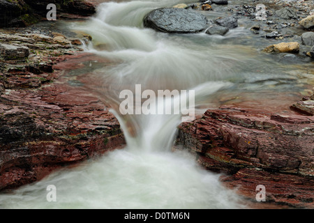 Stromschnellen und Wasserfälle in Lost Horse Creek mit seinen eisenreichen Sedimentgesteinen, Waterton Lakes National Park, Alberta, Kanada Stockfoto