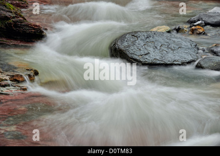 Stromschnellen und Wasserfälle in Lost Horse Creek mit seinen eisenreichen Sedimentgesteinen, Waterton Lakes National Park, Alberta, Kanada Stockfoto