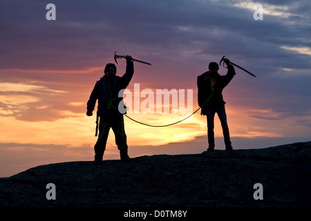 Silhouette von zwei Personen in den Bergen Stockfoto