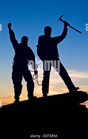 Silhouette der beiden Bergsteiger mit Hände hoch Stockfoto