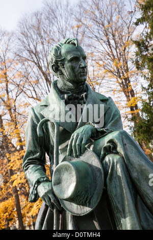 Statue von James Fenimore Cooper, Herbstlaub, Cooperstown, New York Stockfoto