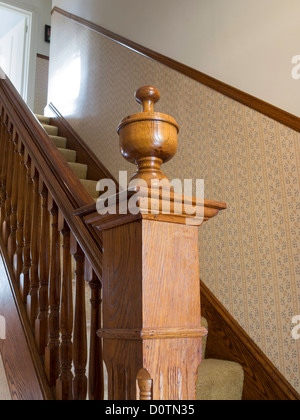 Dekorative Kreuzblume auf Newel Pfosten, Geländer und Treppe, Wohnhaus Stockfoto