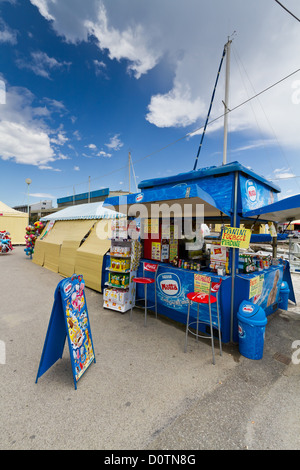 Blaue Snack-Bar am Strand von Viareggio in der Toskana, Italien Stockfoto