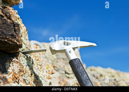 Die Kletterer Hämmer Haken für Karabiner in Fels Stockfoto