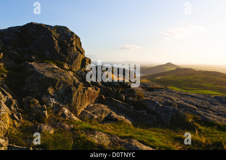 Pembrokeshire Küste angesehen vom höchsten Punkt auf St Davids Kopf von Carn Llidi an einem schönen sonnigen Morgen. Stockfoto