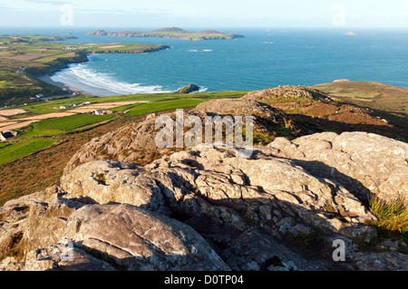 Pembrokeshire Küste angesehen vom höchsten Punkt auf St Davids Kopf von Carn Llidi an einem schönen sonnigen Morgen. Stockfoto