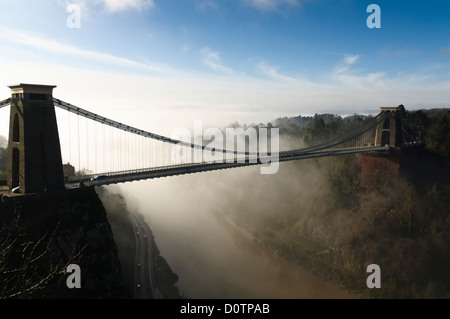 Bristols berühmten Clifton-Hängebrücke mit niedrigen Nebel oder Wolke sitzen in die Avon-Schlucht-Hintergrundbeleuchtung durch die Morgensonne. Stockfoto