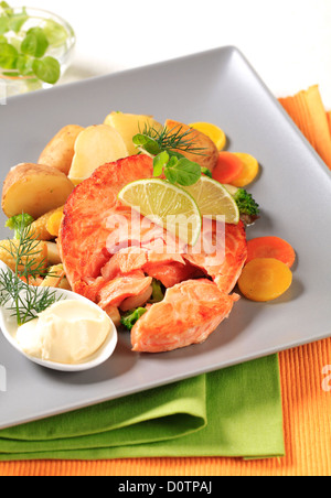 Pfanne gebraten Lachs mit Kartoffeln und buntem Gemüse Stockfoto
