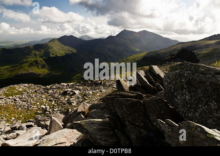 Die Gipfel des Gebirges im Norden von Wales gesehen vom Glyder Fach/Fawr Grat der Mount Snowdon. Stockfoto