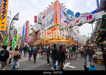 Japan, Asien, Urlaub, Reisen, Tokio, Stadt, Ueno, Bezirk, Ameyoko, Shopping Street, Einkaufen, Menschen, voll Stockfoto