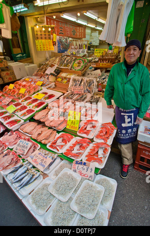 Japan, Asien, Urlaub, Reisen, Stadt, Ueno, Bezirk, Tokio, Ameyoko, Shopping, Markt, bunt, Display, Fisch, Essen Stockfoto