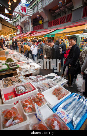 Japan, Asien, Urlaub, Reisen, Stadt, Ueno, Bezirk, Tokio, Ameyoko, Shopping, Markt, bunt, Display, Fisch, Essen Stockfoto