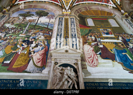 Kunstvolle Fresko in der Piccolomini-Bibliothek der Kathedrale von Siena in der Toskana, Italien Stockfoto