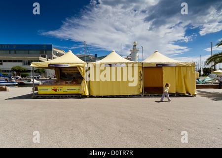 Verkaufszelte auf einem Straßenmarkt in Viareggio in der Toskana, Italien Stockfoto