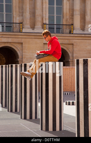 Kunststudentin Erstellen einer Zeichnung von oben auf eine der Daniel Burens Spalten im Palais Royal, Paris Frankreich Stockfoto