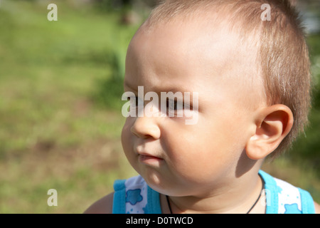 Porträt des kleinen Jungen im Sommer Stockfoto