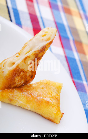 Pudding gefüllte Pfannkuchen auf Teller Stockfoto