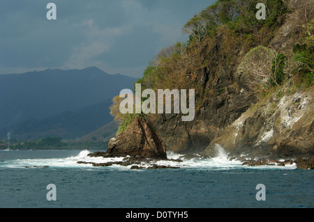 Wellen brechen sich am felsigen Küste Los Suenos Costa Rica Stockfoto