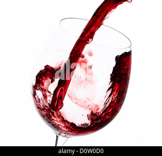 Roter Wein, Weinglas gießen Stockfoto