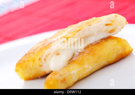 Pudding gefüllte Pfannkuchen auf Teller Stockfoto