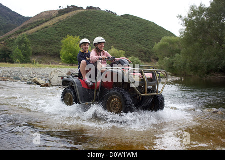 Touristischen Quadfahren an Happy Valley Abenteuer, Nelson, Südinsel, Neuseeland. Stockfoto