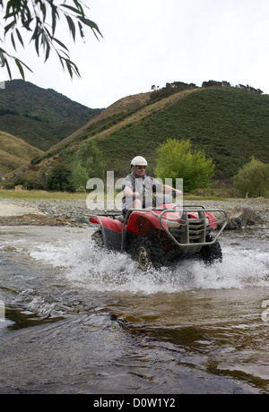 Touristischen Quadfahren an Happy Valley Abenteuer, Nelson, Südinsel, Neuseeland. Stockfoto