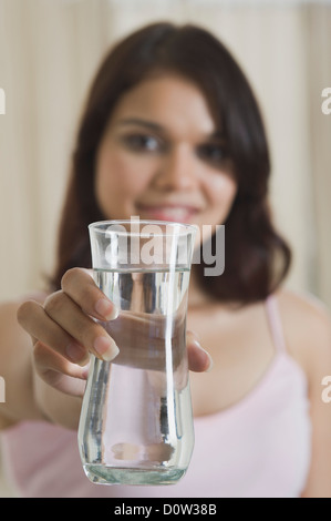 Frau mit einem Glas Wasser Stockfoto