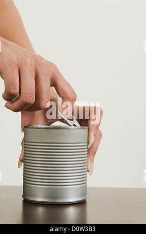 Nahaufnahme von einer Frauenhand einen Konserven öffnen Stockfoto