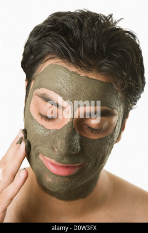 Nahaufnahme eines Mannes mit Moorpackung Stockfoto
